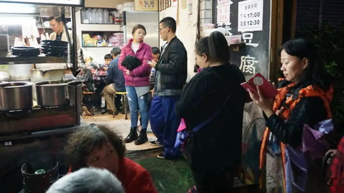 在地人宵夜首選！「當歸羊肉湯」肉量驚人只要80元，酥到爆臭豆腐內行必點