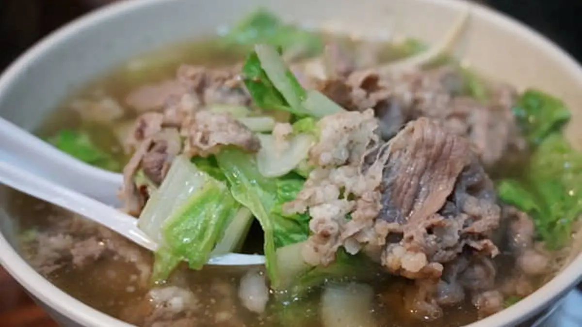 在地人宵夜首選！「當歸羊肉湯」肉量驚人只要80元，酥到爆臭豆腐內行必點