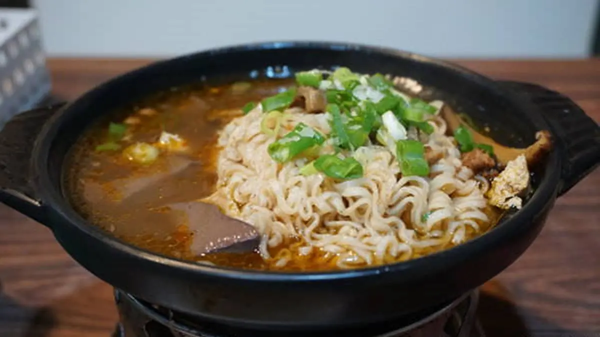 在地人宵夜首選！「當歸羊肉湯」肉量驚人只要80元，酥到爆臭豆腐內行必點