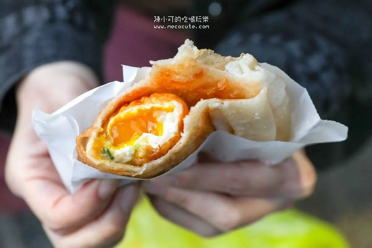 北投最好吃炸彈蔥油餅!「膨脹餅皮+半熟蛋」一咬爆漿,內行人直接買3份 北投最好吃炸彈蔥油餅!「膨脹餅皮+半熟蛋」一咬爆漿,內行人直接買3份