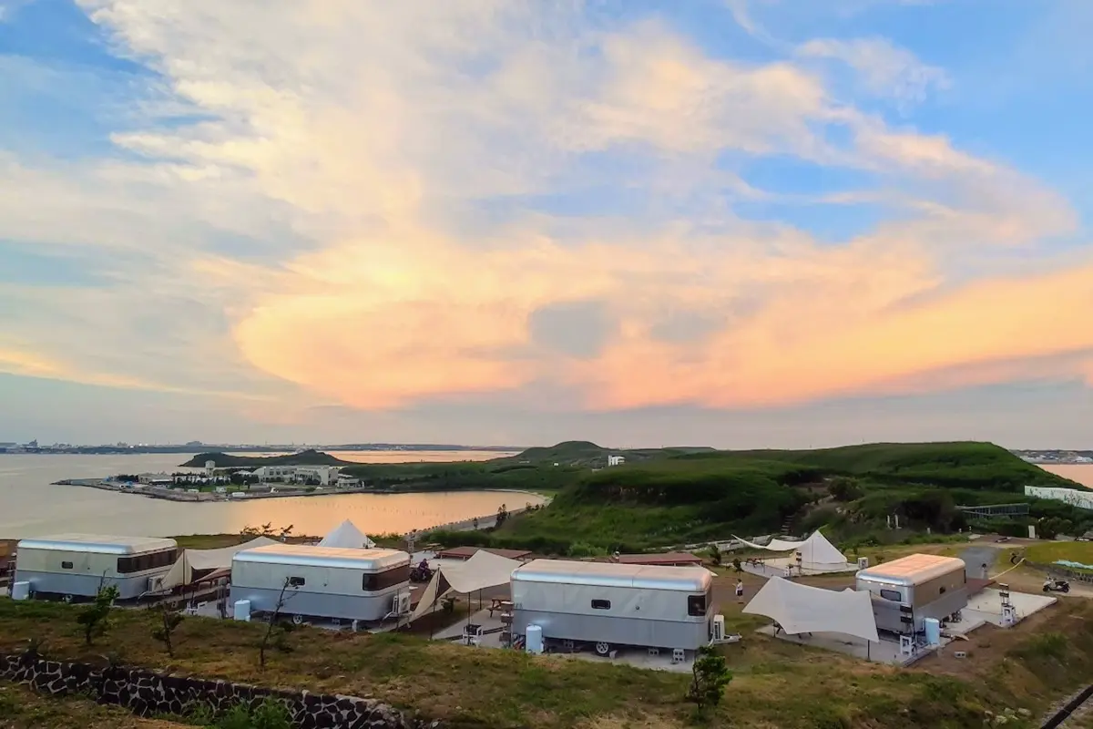 房內賞海景、星空！澎湖祕境「海景露營車」８月試營運，加碼推３天２夜行程
