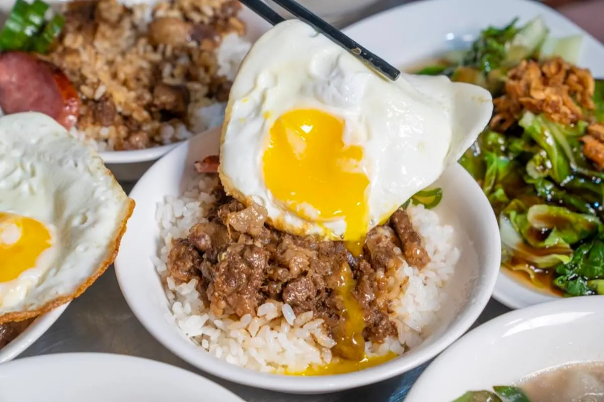 在地人激推！隱藏版「牛肉燥飯＋半熟蛋」一吃上癮，老饕必點唰嘴牛肉湯