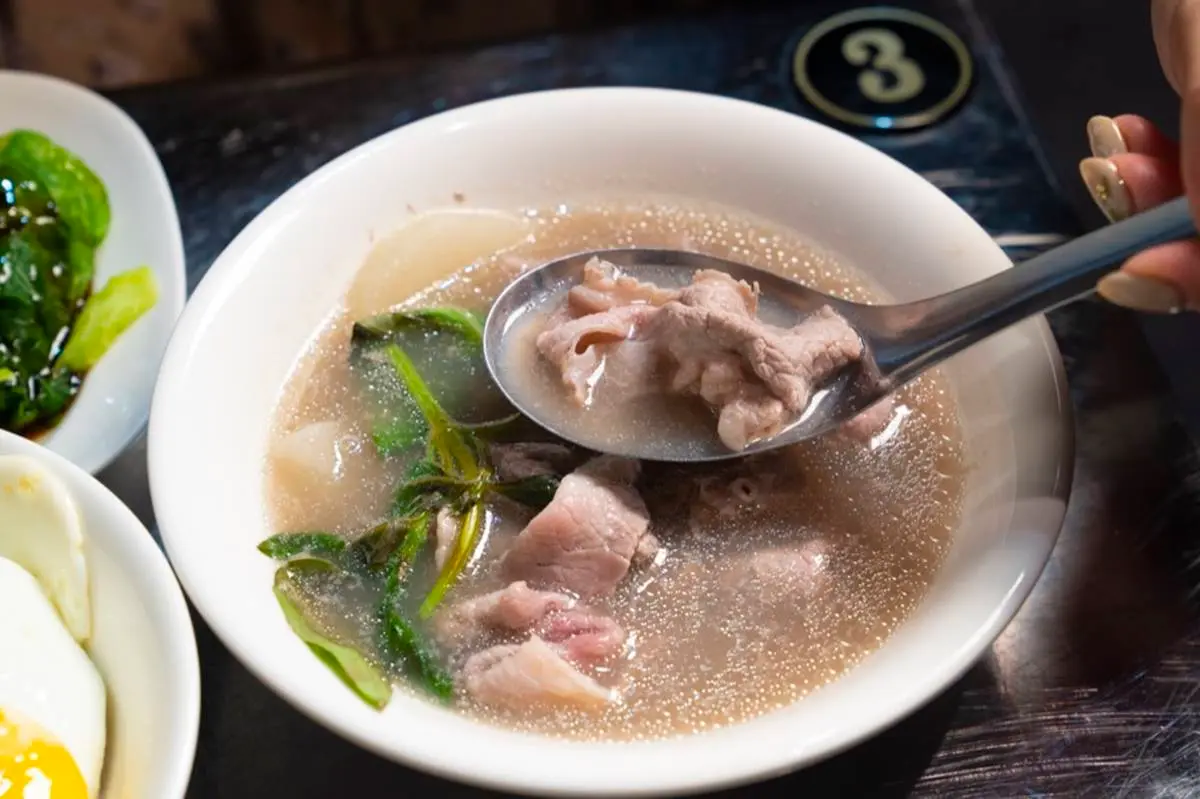 在地人激推！隱藏版「牛肉燥飯＋半熟蛋」一吃上癮，老饕必點唰嘴牛肉湯