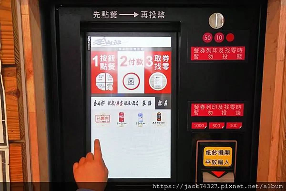 還沒營業就排爆!台中「爆量系拉麵」疊滿厚叉燒+蔬菜塔,口味還能客製化 還沒營業就排爆!台中「爆量系拉麵」疊滿厚叉燒+蔬菜塔,口味還能客製化