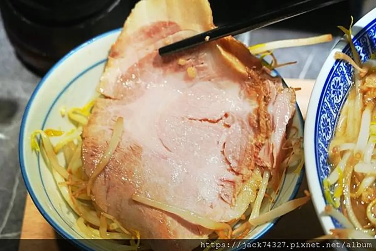 還沒營業就排爆！台中「爆量系拉麵」疊滿厚叉燒＋蔬菜塔，口味還能客製化