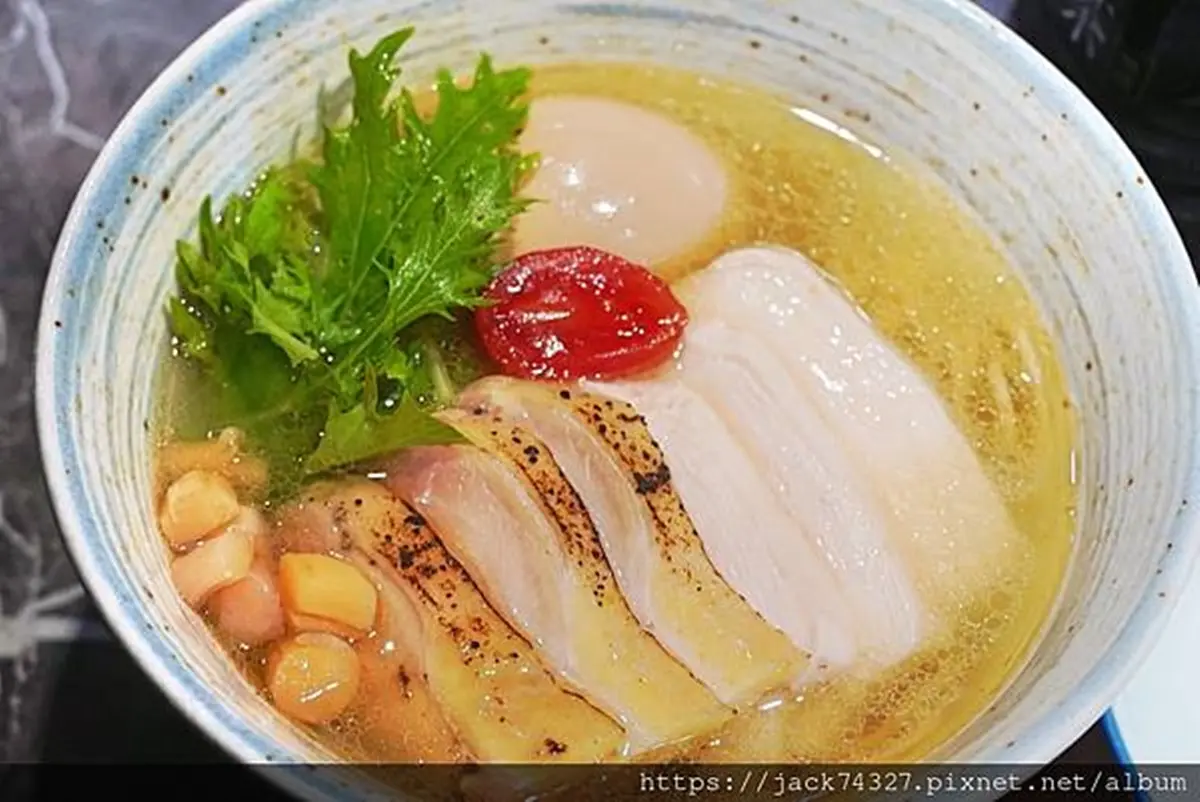 還沒營業就排爆!台中「爆量系拉麵」疊滿厚叉燒+蔬菜塔,口味還能客製化 還沒營業就排爆!台中「爆量系拉麵」疊滿厚叉燒+蔬菜塔,口味還能客製化