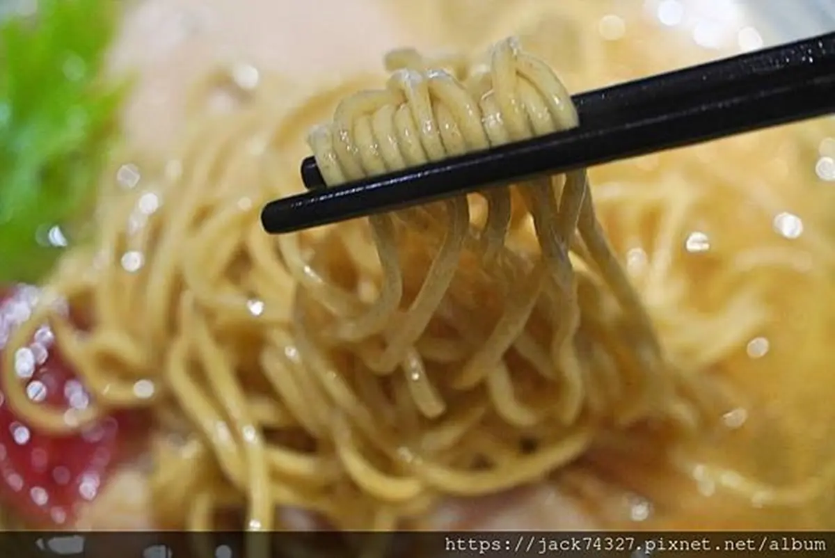 還沒營業就排爆!台中「爆量系拉麵」疊滿厚叉燒+蔬菜塔,口味還能客製化 還沒營業就排爆!台中「爆量系拉麵」疊滿厚叉燒+蔬菜塔,口味還能客製化
