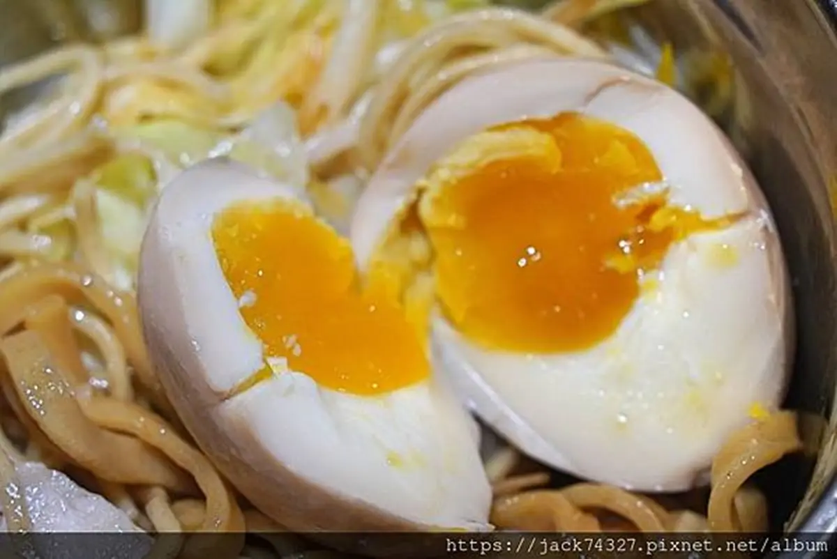 還沒營業就排爆!台中「爆量系拉麵」疊滿厚叉燒+蔬菜塔,口味還能客製化 還沒營業就排爆!台中「爆量系拉麵」疊滿厚叉燒+蔬菜塔,口味還能客製化