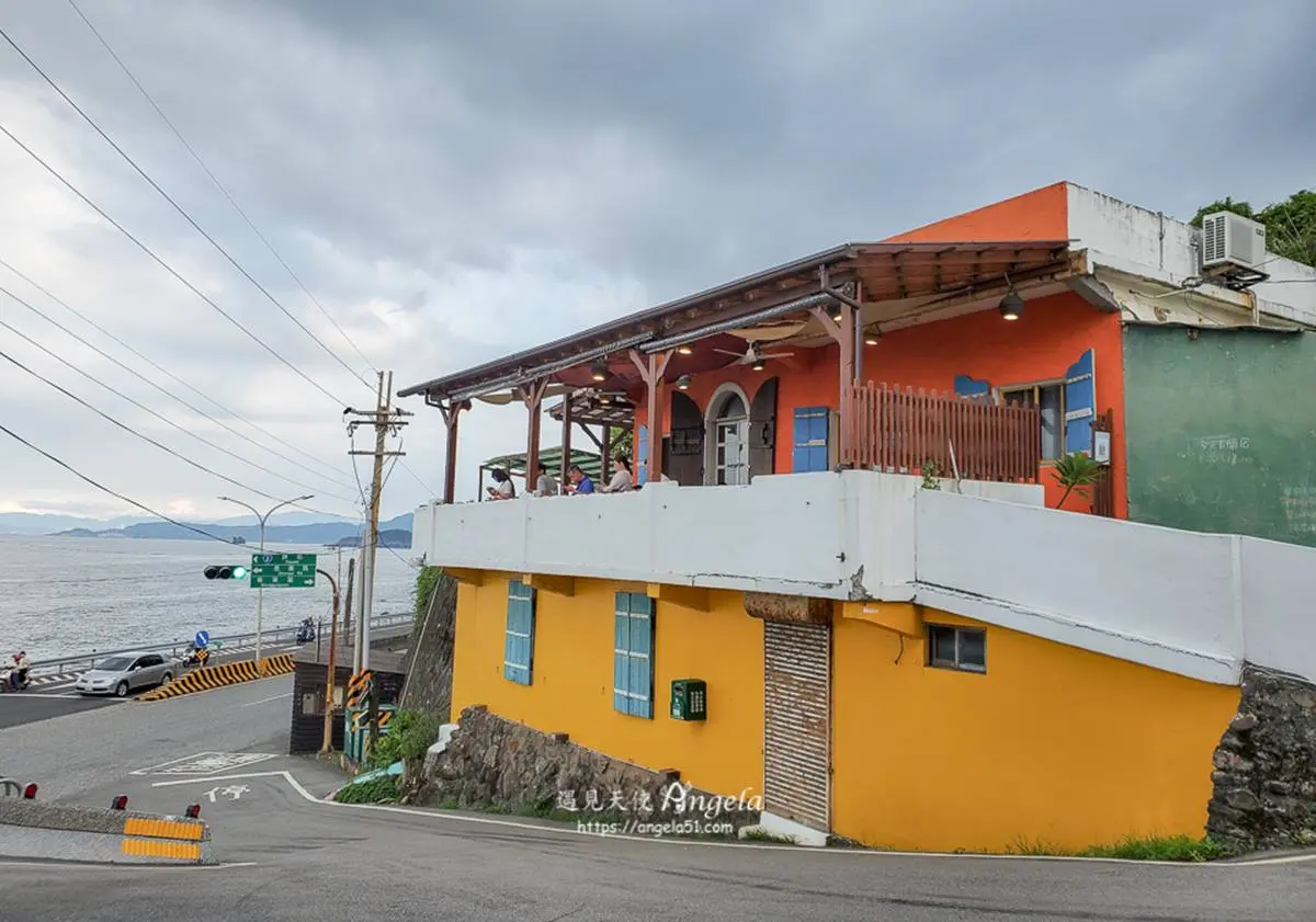 跳石海岸旁打卡祕境！網美先搶半露天座位區，還有發呆涼亭、小木屋賞海景
