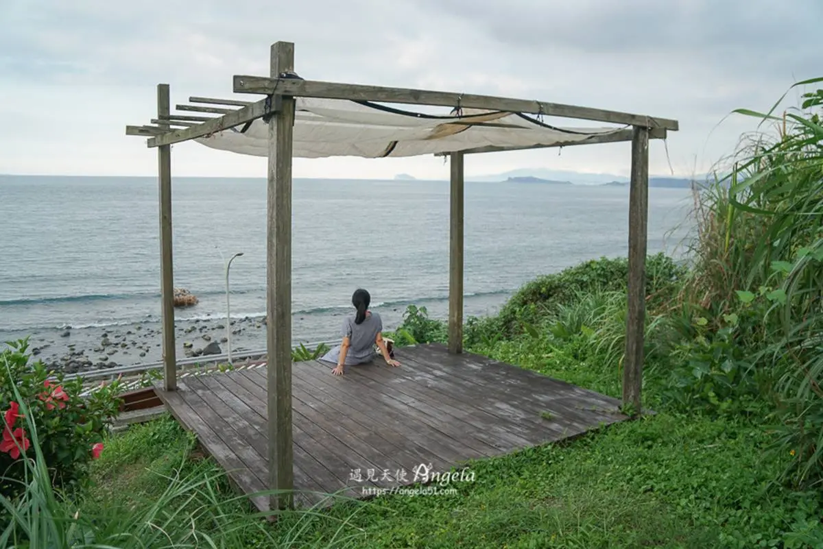 跳石海岸旁打卡祕境！網美先搶半露天座位區，還有發呆涼亭、小木屋賞海景