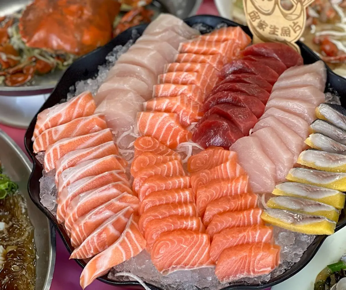 CP值爆表!全台5家平價生魚片:40片200元、內行直接買整塊、網評4.8星 生魚片滿到爆出碗公!擺滿40片只要200元,再爽嗑現抓龍蝦、螃蟹