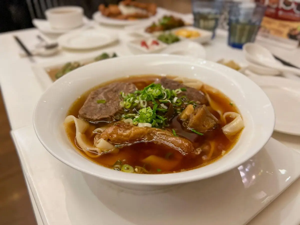 連獲３屆必比登！「頂級牛肉麵」牛骨熬湯８小時，還能爽嗑１公分厚腱心肉