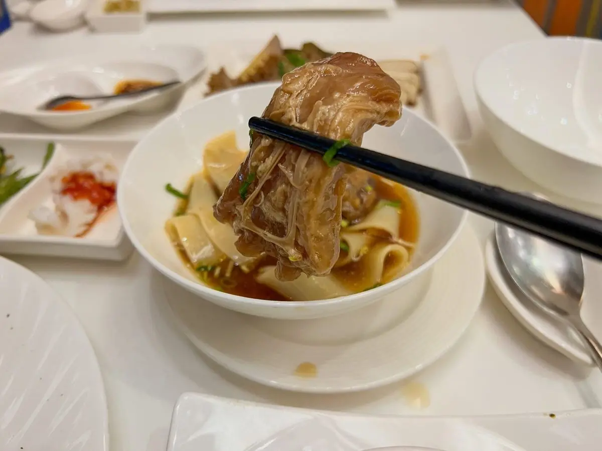 連獲３屆必比登！「頂級牛肉麵」牛骨熬湯８小時，還能爽嗑１公分厚腱心肉