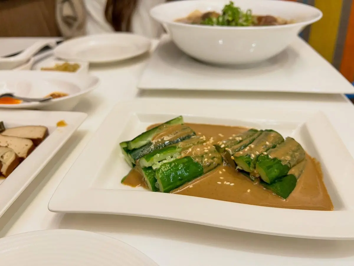 連獲３屆必比登！「頂級牛肉麵」牛骨熬湯８小時，還能爽嗑１公分厚腱心肉