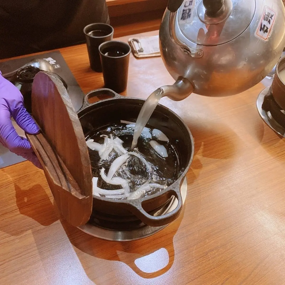 嘉義高CP值火鍋！333元爽嗑９種海鮮，加碼免費升級石頭鍋底