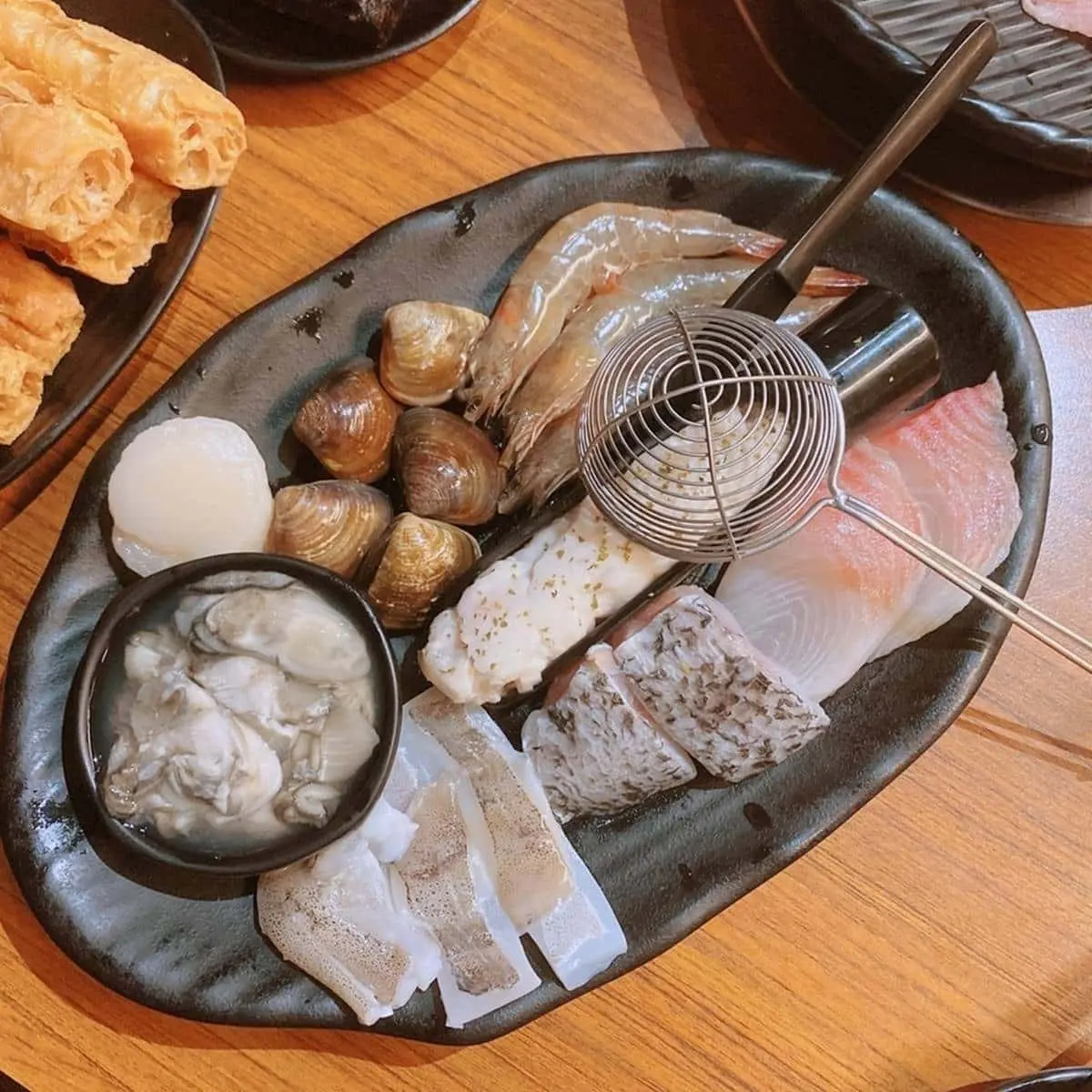 嘉義高CP值火鍋！333元爽嗑９種海鮮，加碼免費升級石頭鍋底