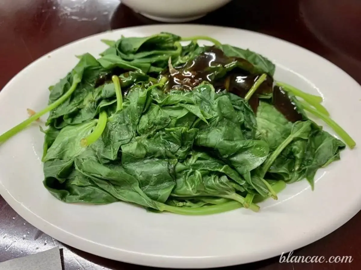 東區好評「隱藏版餃子館」！招牌鮮肉蒸餃內餡飽滿，酥脆韭黃鍋貼也必點