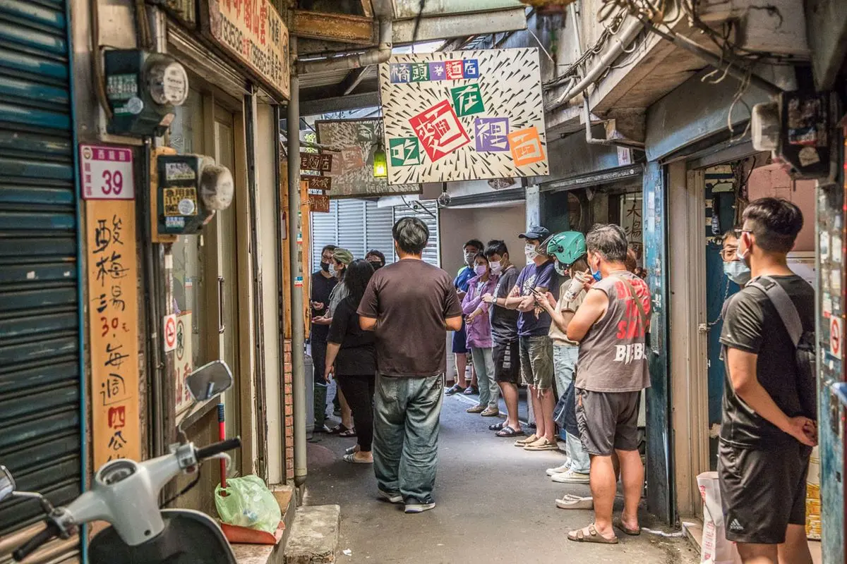 只賣這一味暴紅!60年「榨菜肉絲麵」大碗公裝僅80元,爆量細Q麵飽到天靈蓋 只賣這一味暴紅!60年「榨菜肉絲麵」大碗公裝僅80元,爆量細Q麵飽到天靈蓋