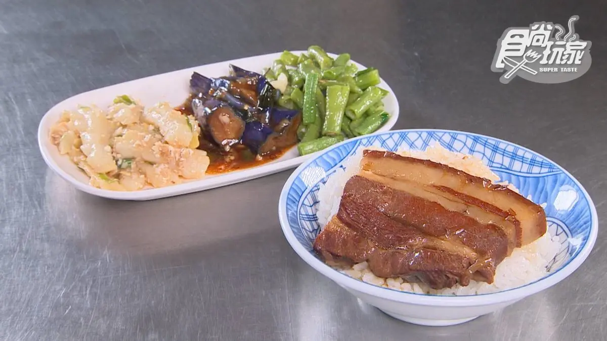 內行人才知！「古早味爌肉飯」一早就能爽嗑，半肥半瘦爌肉一夾就斷