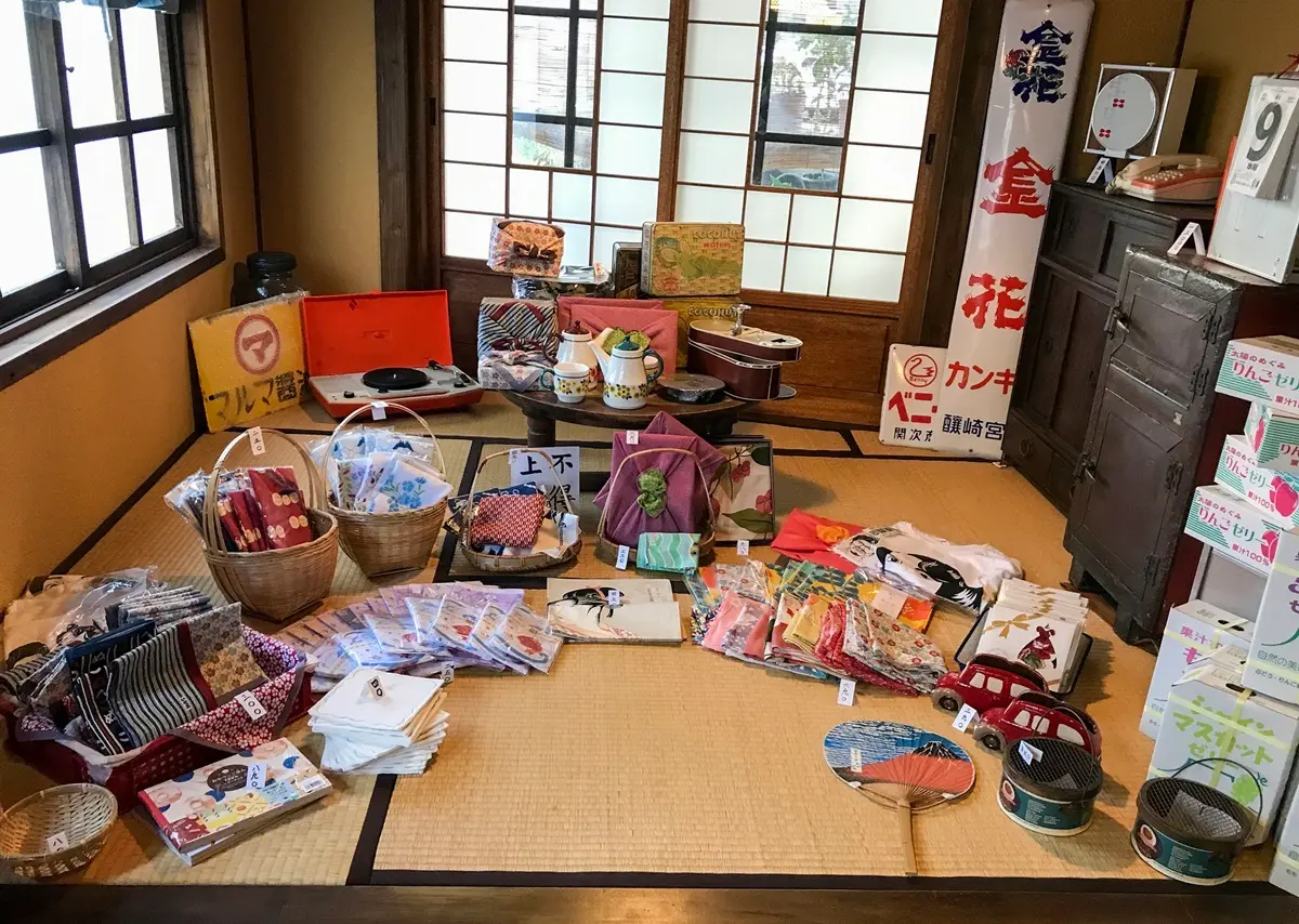 1秒穿越!台南「懷舊雜貨店」想拍照要排隊,打卡必點限定冰淇淋 1秒穿越!台南「懷舊雜貨店」想拍照要排隊,打卡必點限定冰淇淋