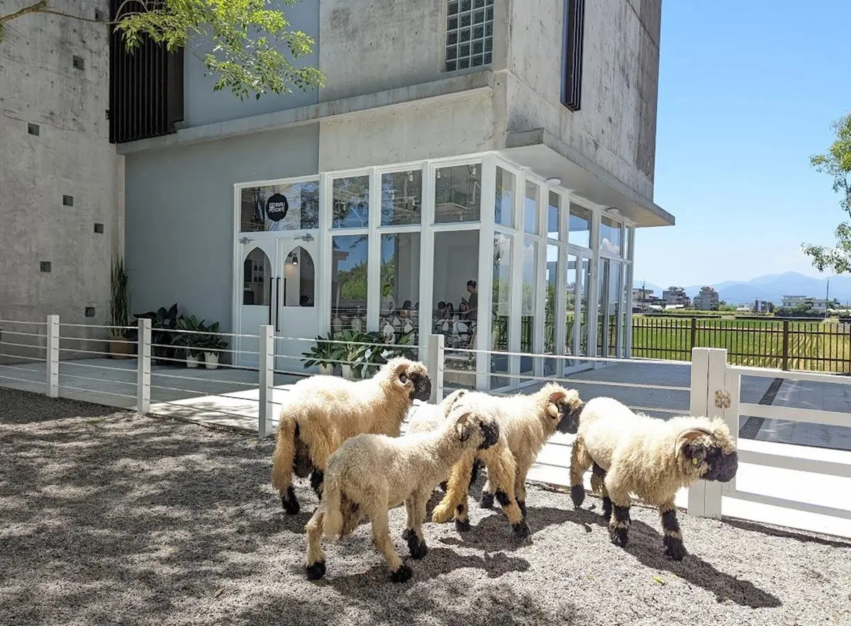 【新開店】全台首家笑笑羊早午餐「黑RURU CAFE」，獨家黑白色系餐點超好拍