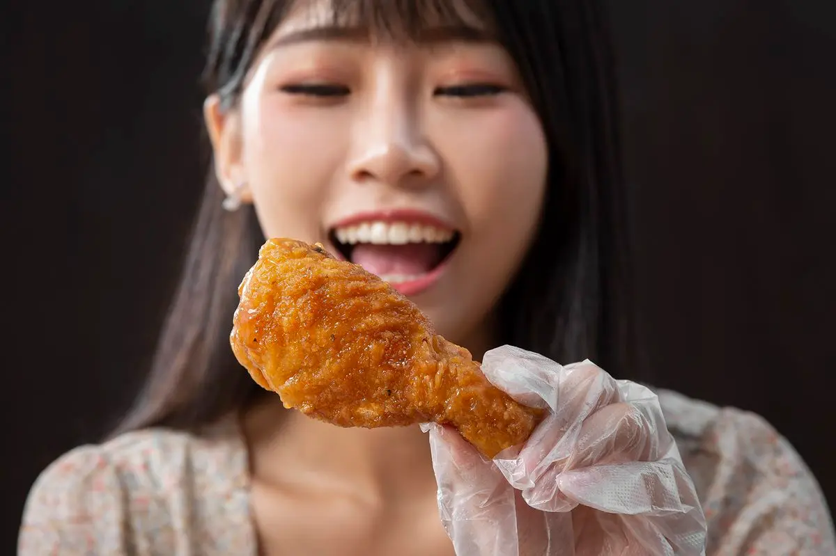 麥當勞最新韓式炸雞腿、焙茶冰炫風開賣！還有宵夜折扣、雞塊買一送一好康