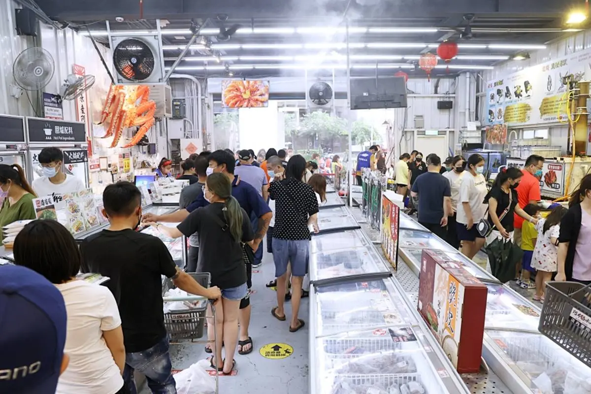 網推台中築地市場!直送「生食生蠔、龍蝦」近百種海鮮,內行直接帶水桶裝 網推台中築地市場!直送「生食生蠔、龍蝦」近百種海鮮,內行直接帶水桶裝