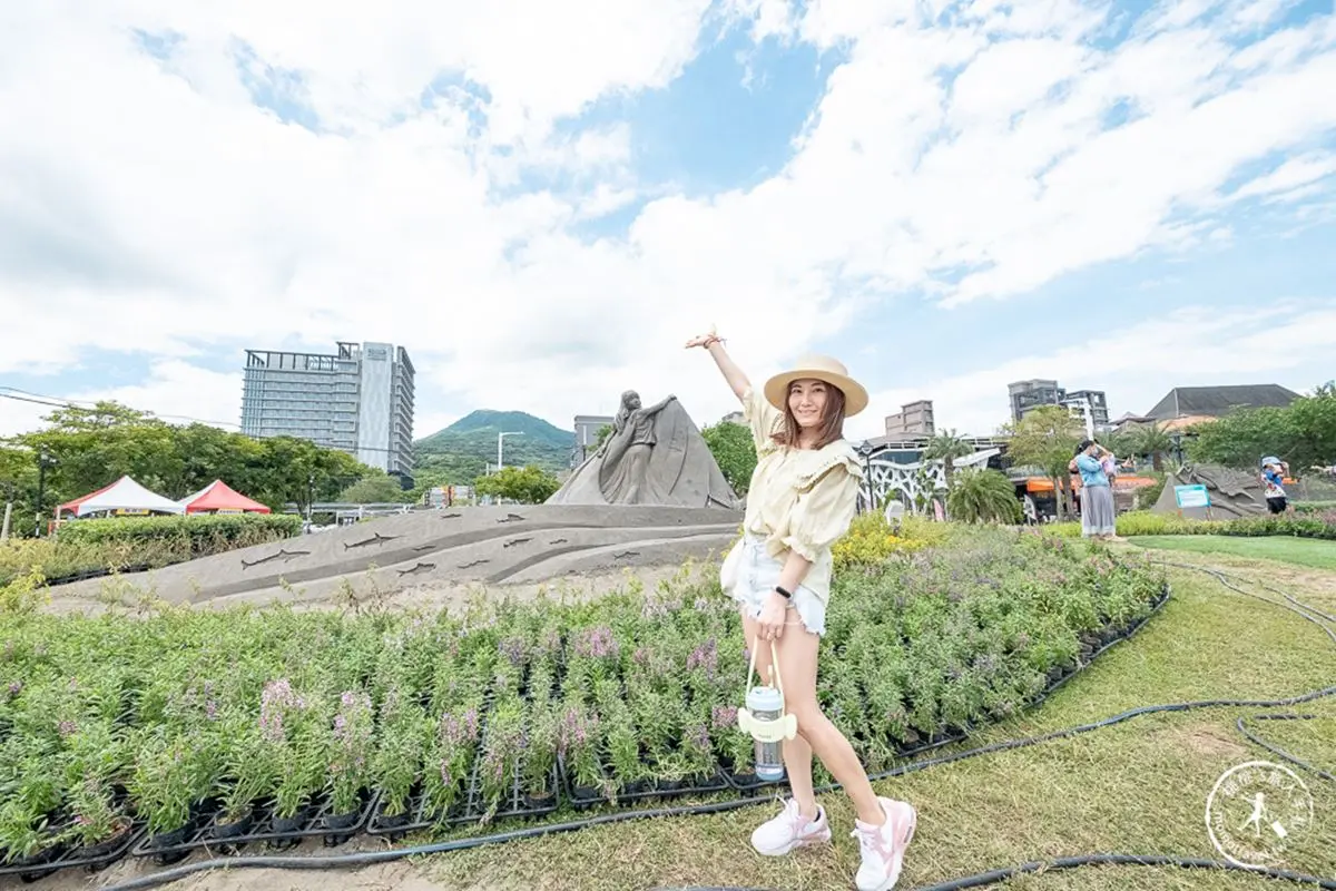 慵懶貓貓Chill躺八里！「2022八里沙雕展」免費拍到飽，抱抱熊＋粉紫花海美翻