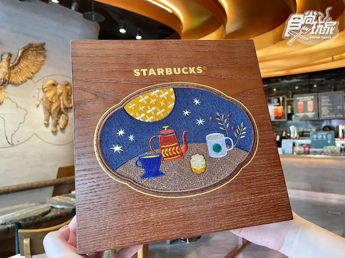 超巨型「太空熊爆米花桶」夯翻！星巴克中秋禮盒一次看，加碼喝咖啡買一送一