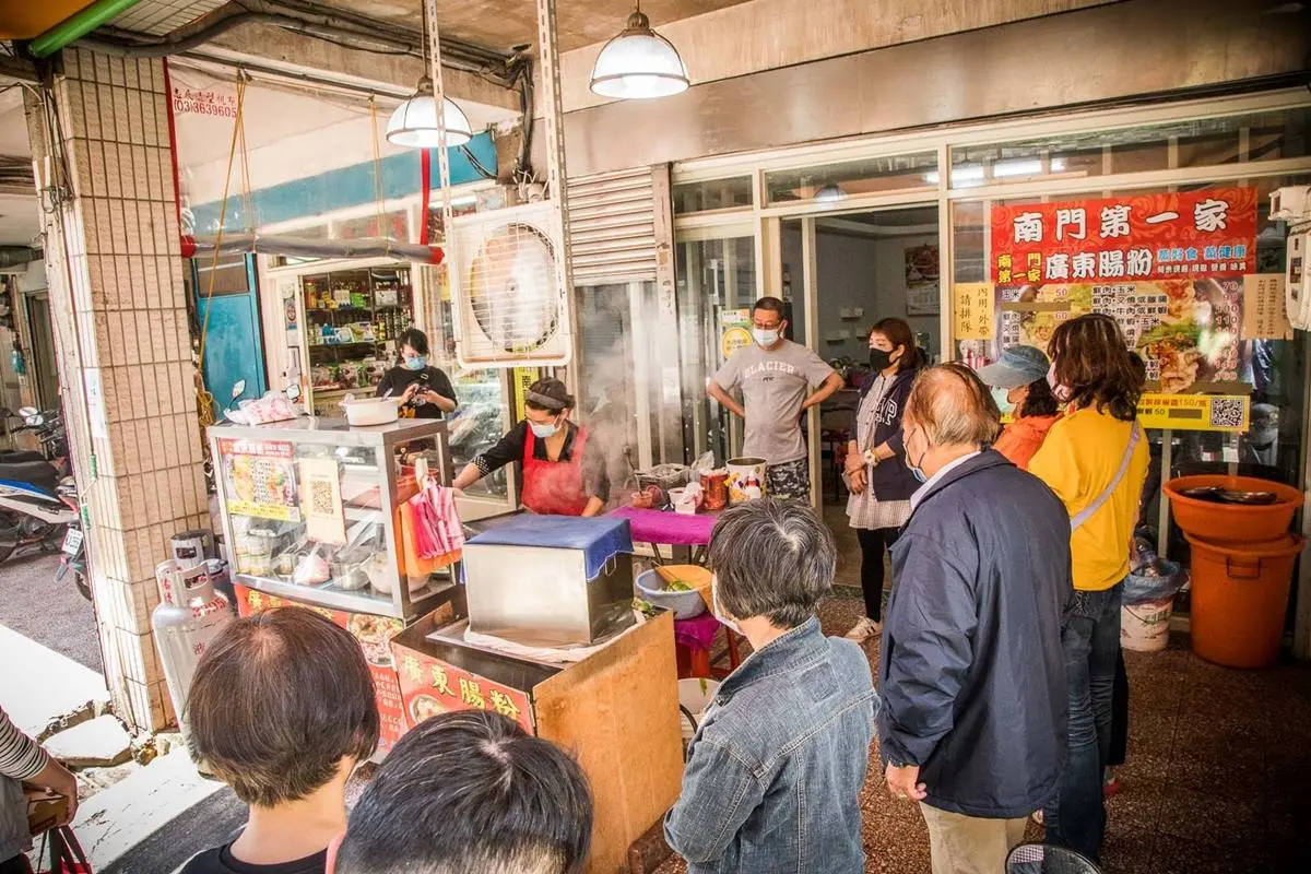 熟客直接買10份!南門市場「高CP值腸粉」60元起開吃,鋪滿鮮蝦、蚵仔太澎派 熟客直接買10份!南門市場「高CP值腸粉」60元起開吃,鋪滿鮮蝦、蚵仔太澎派