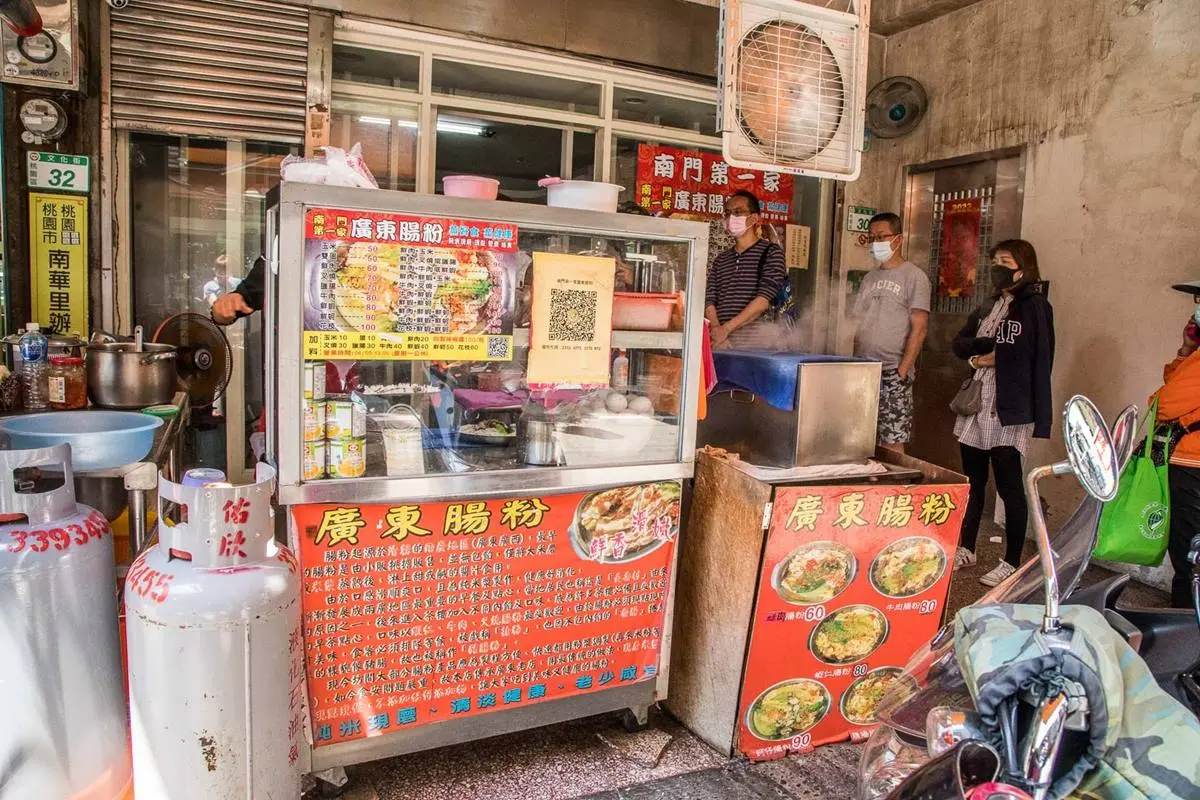 熟客直接買10份!南門市場「高CP值腸粉」60元起開吃,鋪滿鮮蝦、蚵仔太澎派 熟客直接買10份!南門市場「高CP值腸粉」60元起開吃,鋪滿鮮蝦、蚵仔太澎派
