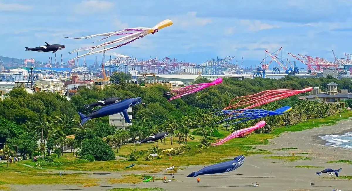 30隻大鯨魚飛上天！「2022旗津風箏節」限定２天開跑，如置身《禹英禑》場景