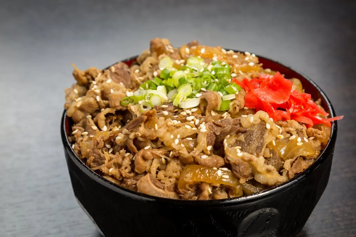 「丼」飯到底怎麼唸？正確發音曝光，９成人唸「ㄉㄨㄥˋ」錯好多年