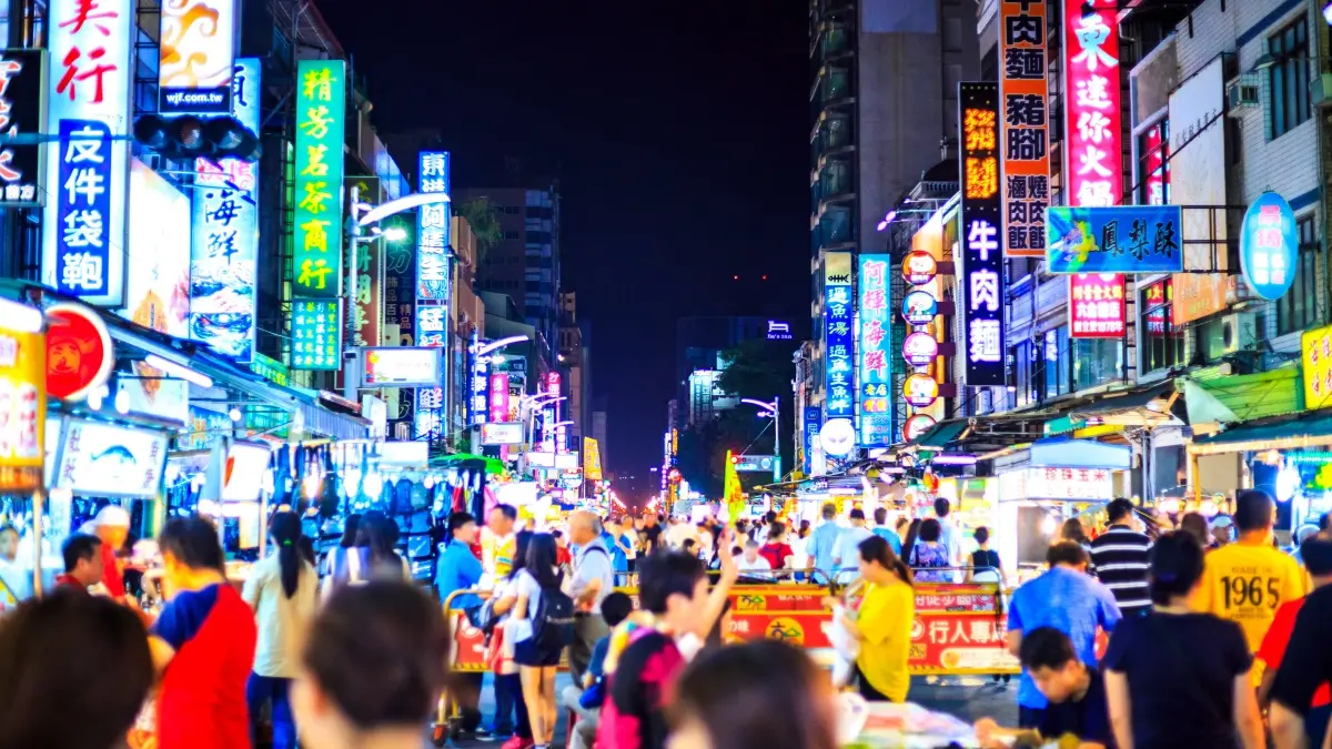 台版神隱少女市集回來了！苑裡「鬼門關夜市」8/26開張，再搶拍雨傘燈海