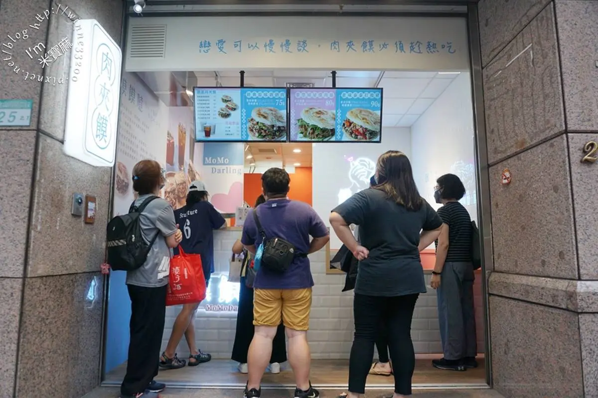 陝西小吃現身東門站！排隊「千層肉夾饃」先烙後烤，爆量餡料飽足感不輸便當