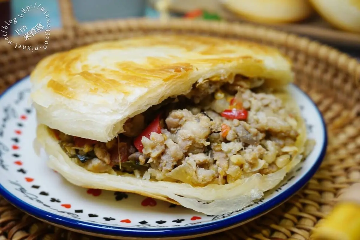 陝西小吃現身東門站！排隊「千層肉夾饃」先烙後烤，爆量餡料飽足感不輸便當