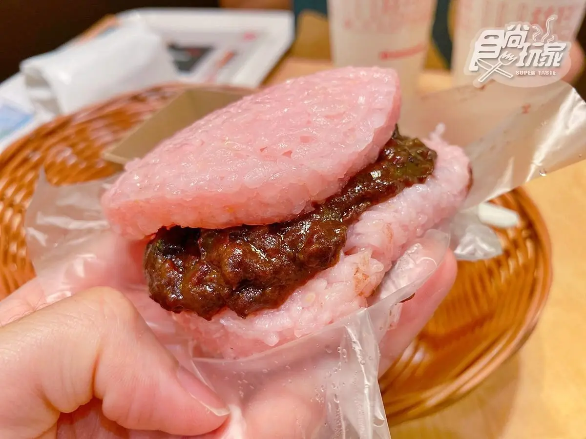 摩斯漢堡賣紅龜粿?超夢幻「粉紅漢堡」變身回歸,一次吃到2片「紅豆菓子」 摩斯漢堡賣紅龜粿?超夢幻「粉紅漢堡」變身回歸,一次吃到2片「紅豆菓子」