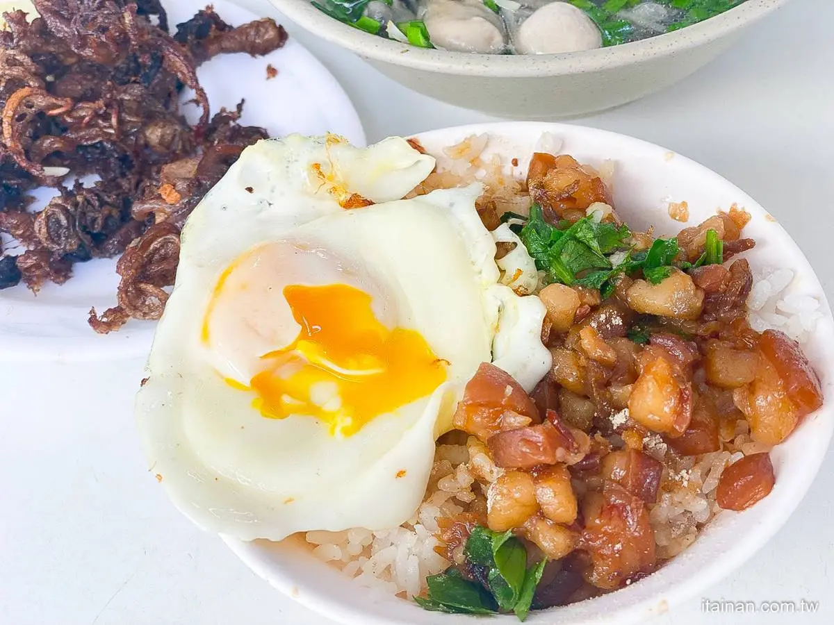 內用只要15元！在地私藏「肉燥飯」藏身鐵皮屋，台南人撒胡椒吃才對味