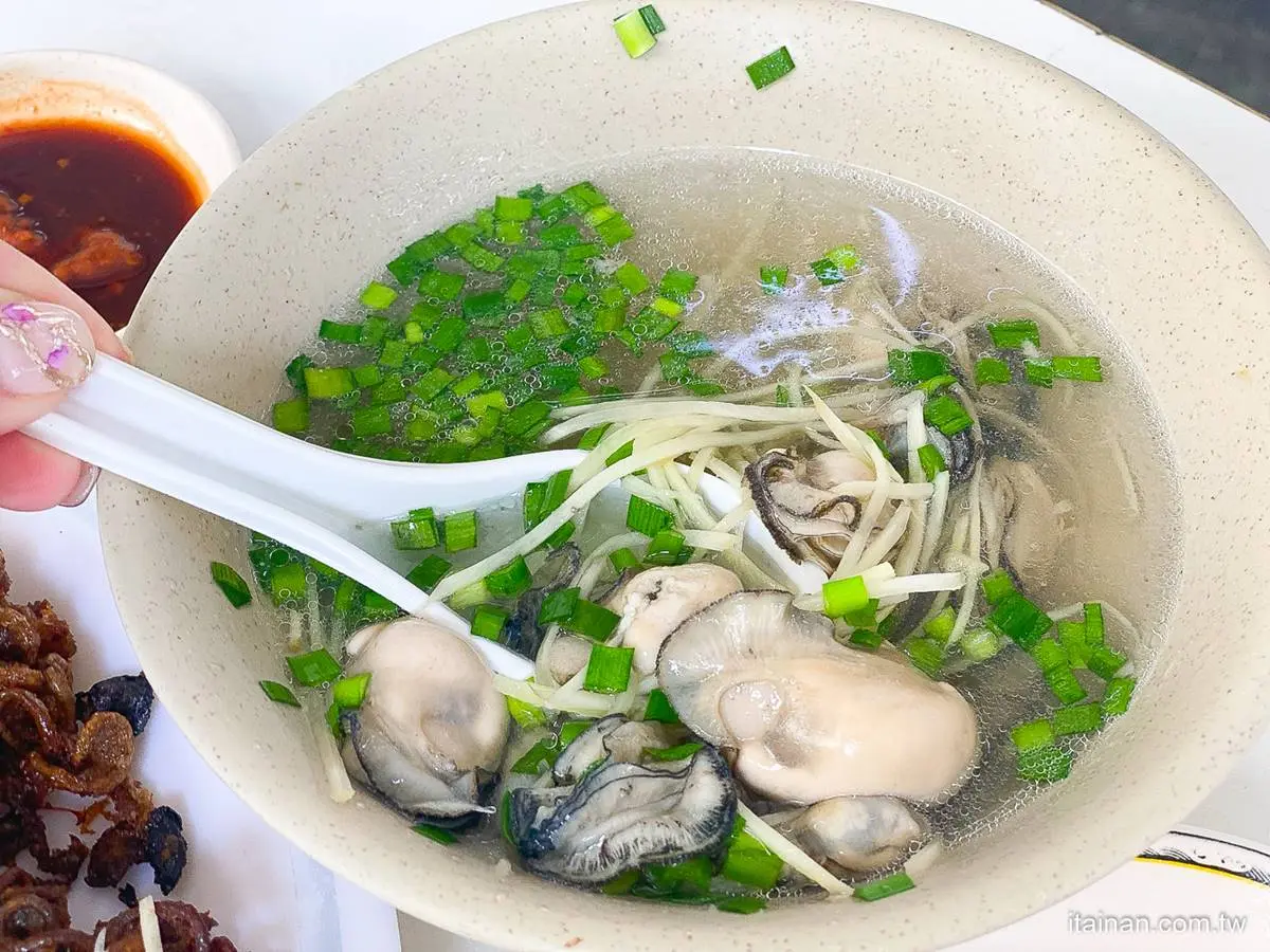 內用只要15元！在地私藏「肉燥飯」藏身鐵皮屋，台南人撒胡椒吃才對味
