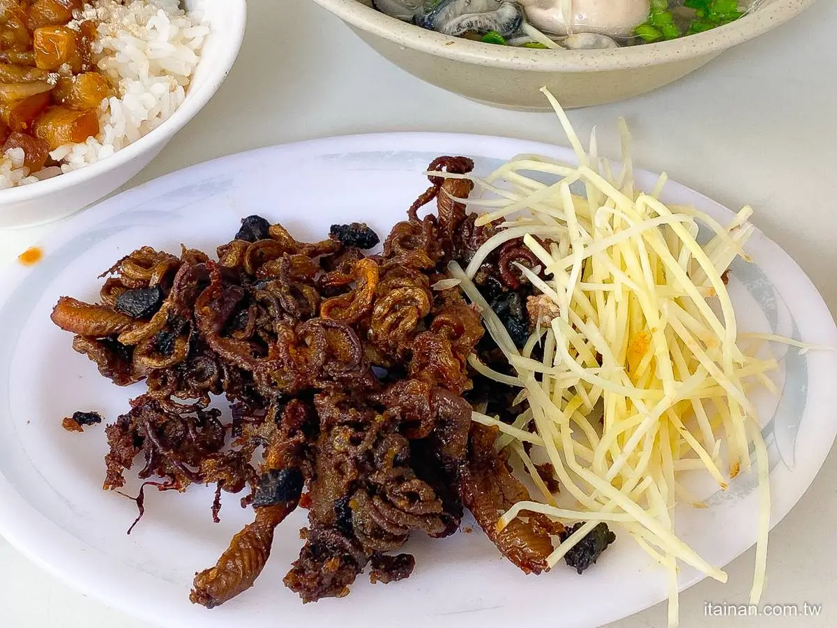 內用只要15元！在地私藏「肉燥飯」藏身鐵皮屋，台南人撒胡椒吃才對味