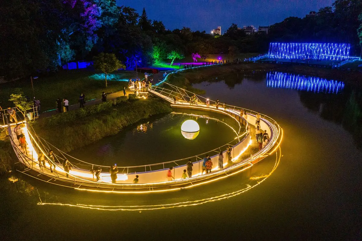 嘉義免費新景點！「最美光影公園」到９月都有，中秋朝聖「地表最大蛋黃酥」