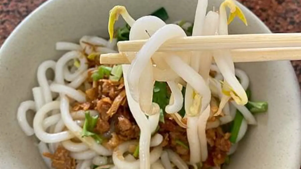 土地公庇佑!屏東「銅板價麵店」必點客家鹹湯圓,Q彈米苔目+油蔥酥太唰嘴 土地公庇佑!屏東「銅板價麵店」必點客家鹹湯圓,Q彈米苔目+油蔥酥太唰嘴