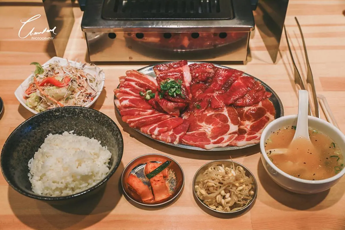 邊緣人沒關係!全台5家1人燒肉店:半包廂追劇、首創迴轉燒肉、220元爽吃 1人吃燒肉不尷尬!台南「難民燒肉」310元起就能爽嗑套餐,白飯還能免費續