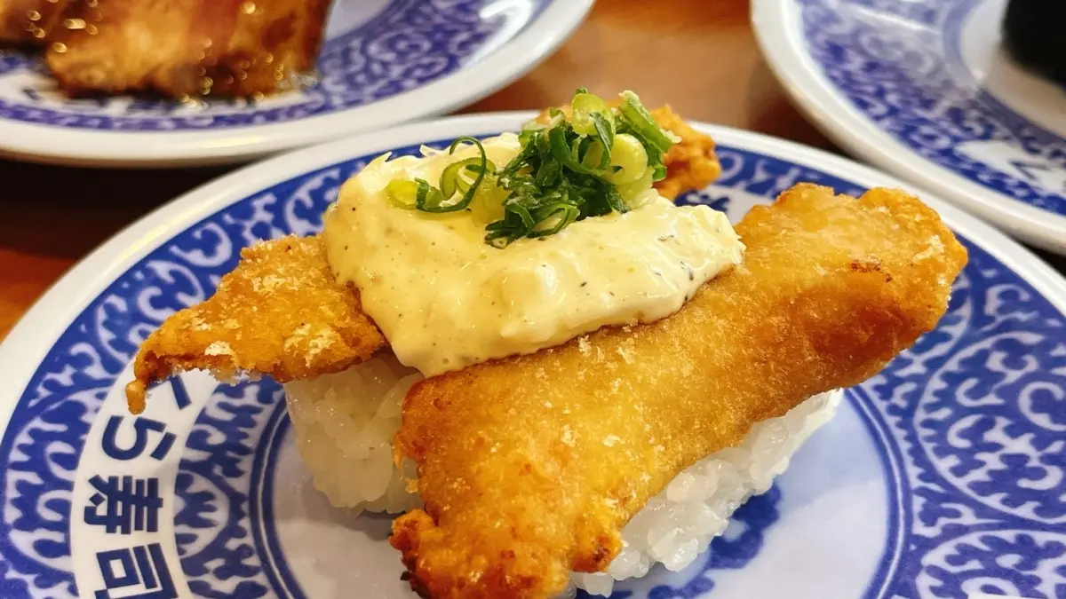 小丸子粉暴動！藏壽司第二彈「巨大玩偶＋戴帽吊飾」免費送，再抽超萌環保餐盒