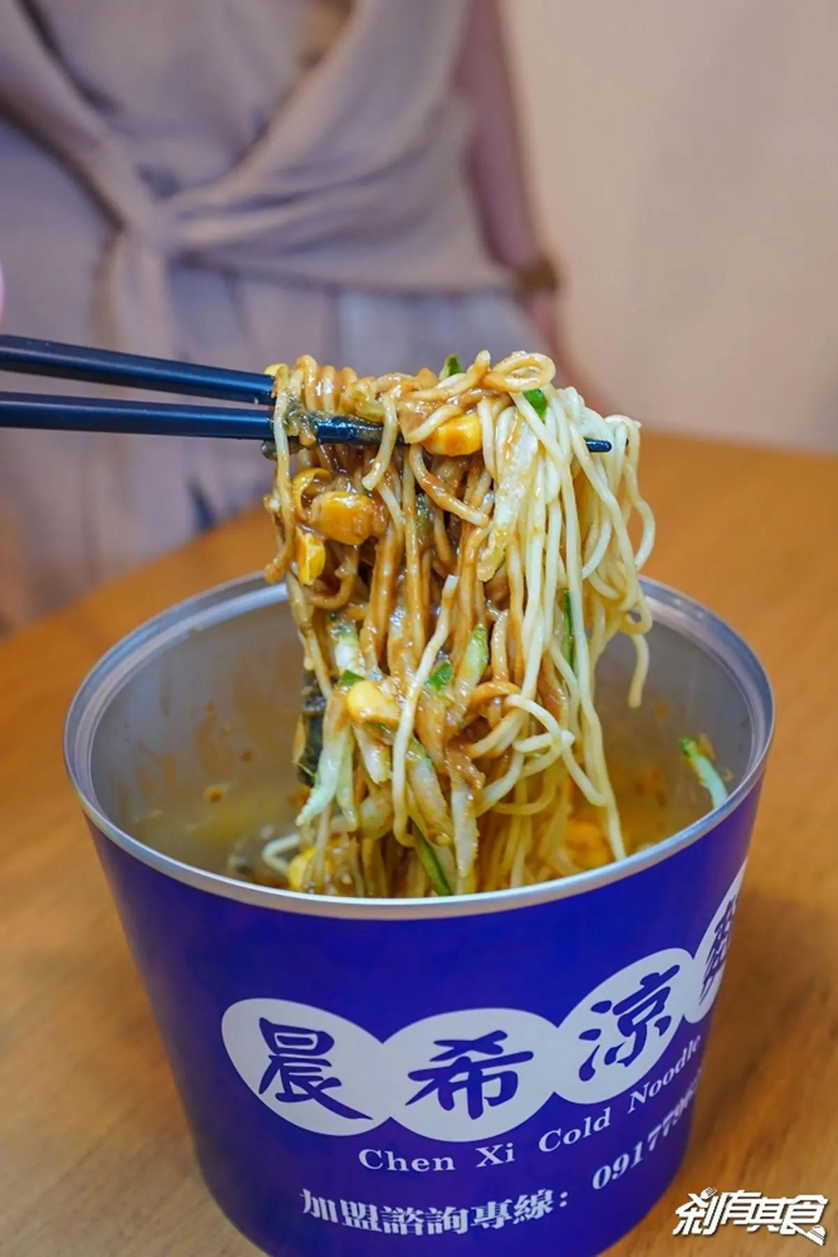 【新開店】人類版罐罐？超有哏「易開罐涼麵」在這，泡菜＋麻醬涼麵太唰嘴