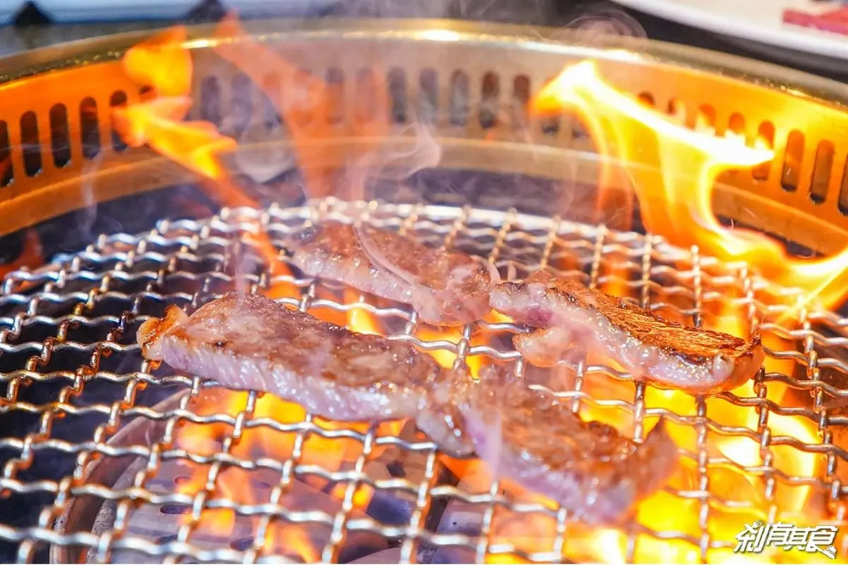 台中燒肉推薦「屋馬燒肉」日本A5和牛烤製後，肉香四溢太誘人。