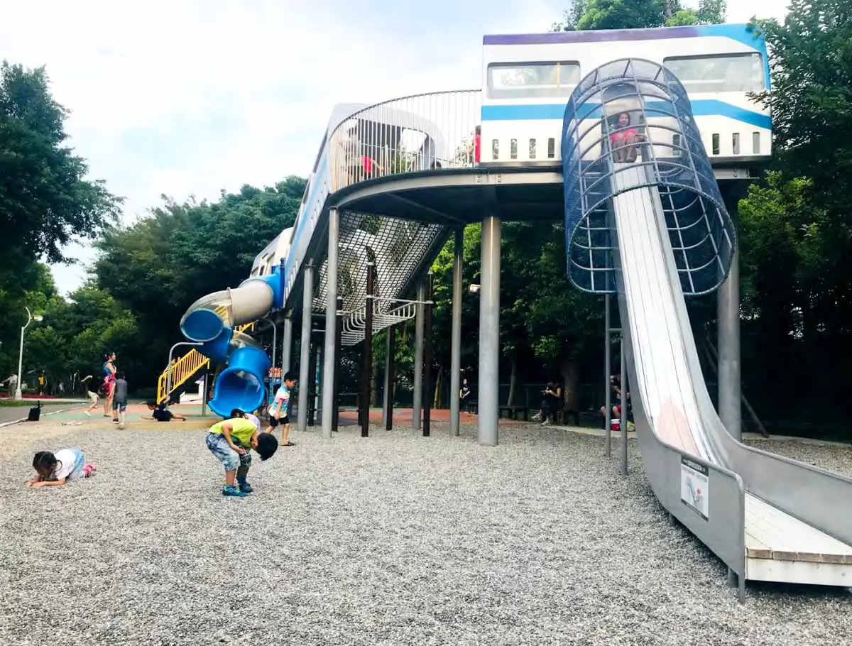 全台唯一捷運主題公園！４米高「車廂溜滑梯」超刺激，玩完再衝旋轉飛椅放電