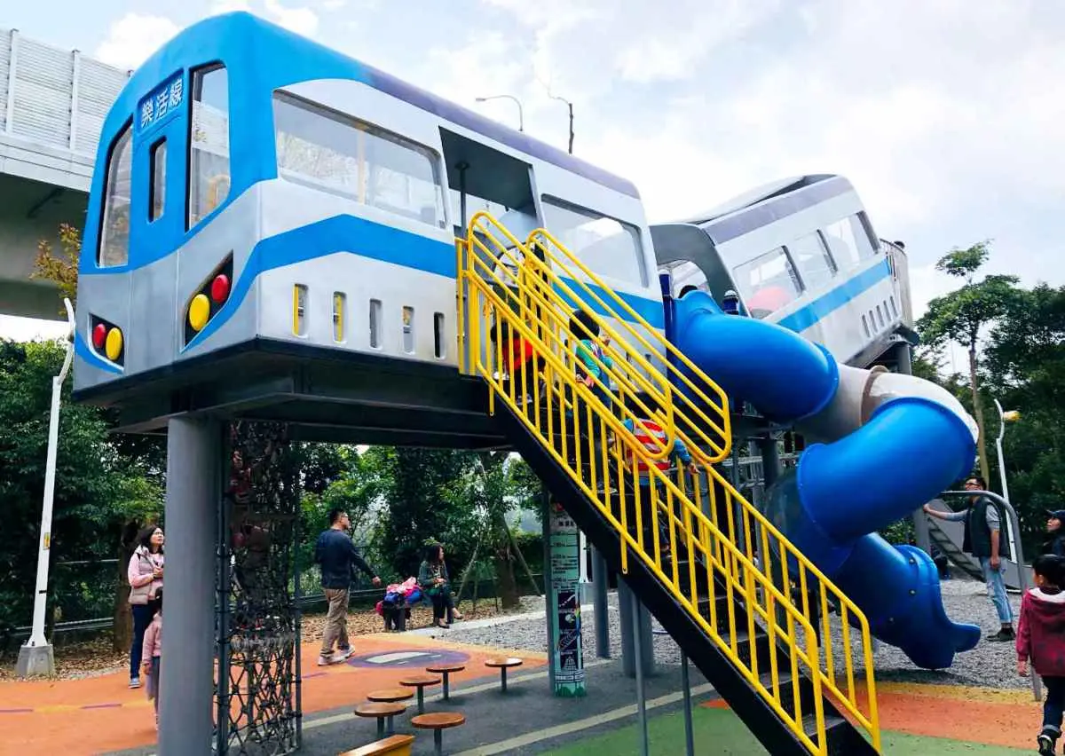 全台唯一捷運主題公園！４米高「車廂溜滑梯」超刺激，玩完再衝旋轉飛椅放電