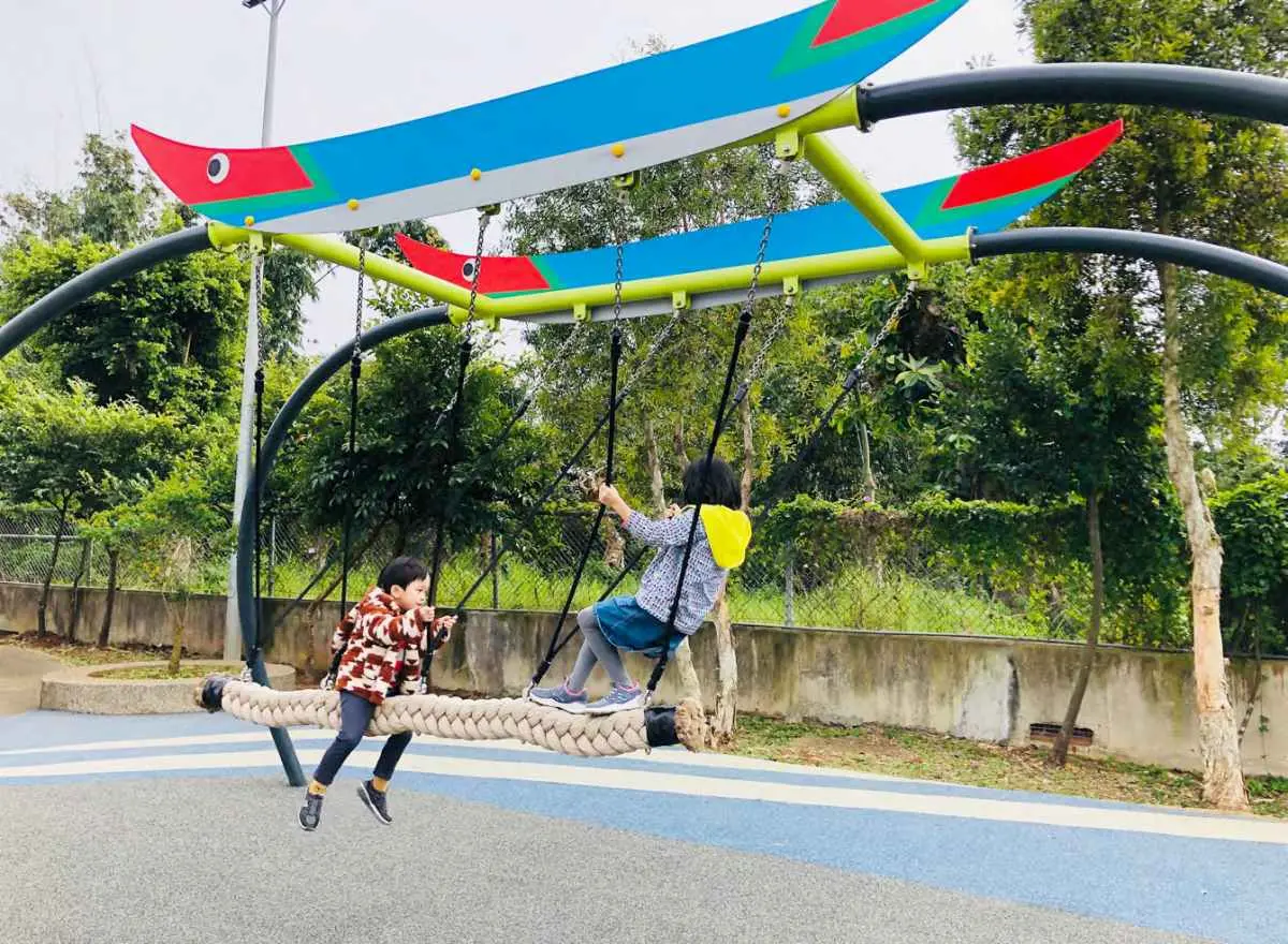 全台唯一捷運主題公園！４米高「車廂溜滑梯」超刺激，玩完再衝旋轉飛椅放電