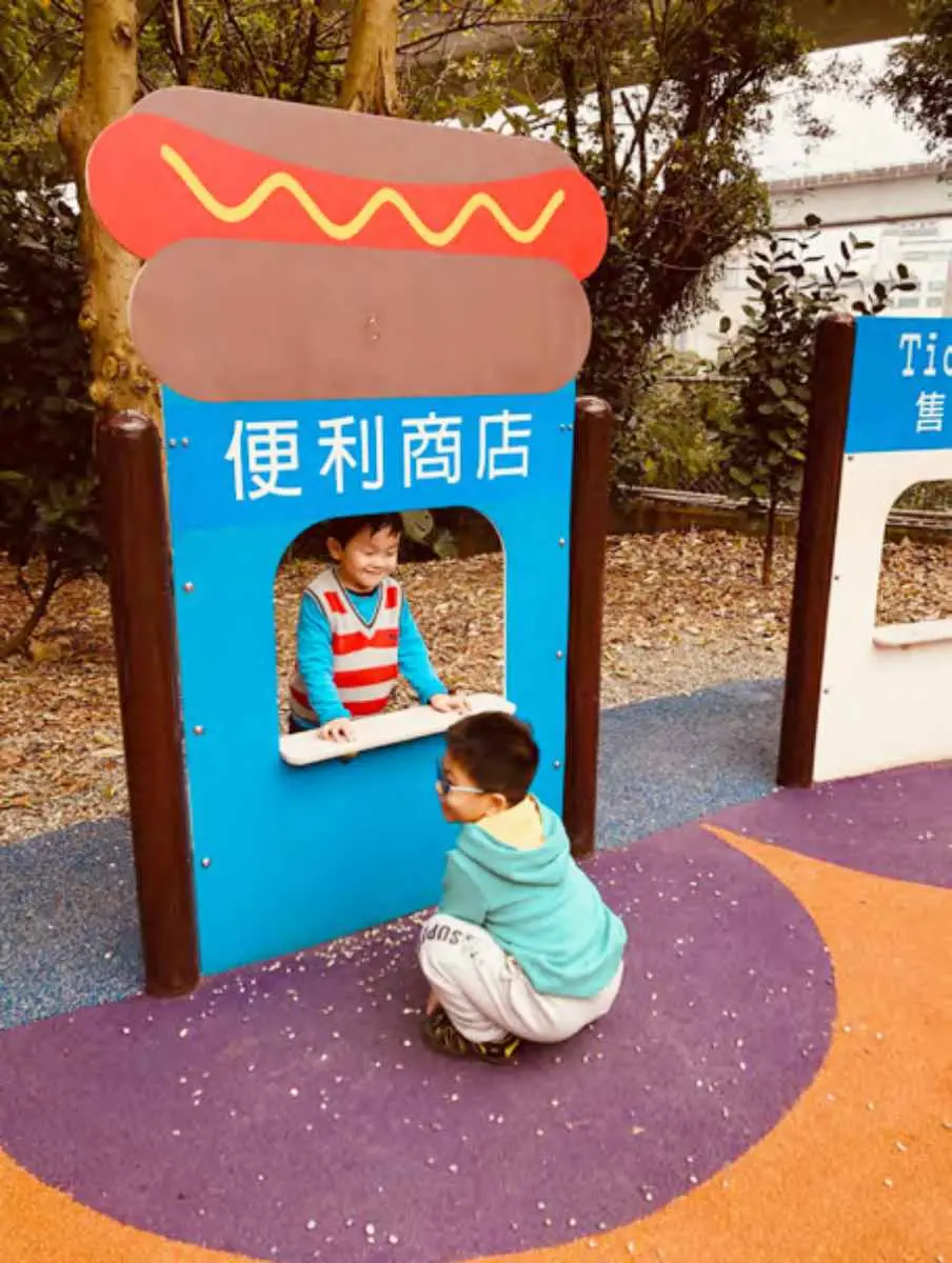 全台唯一捷運主題公園！４米高「車廂溜滑梯」超刺激，玩完再衝旋轉飛椅放電